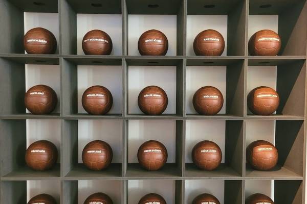 A meccs emberei: remek futball-tárlatot láthatnak a Páva utcában